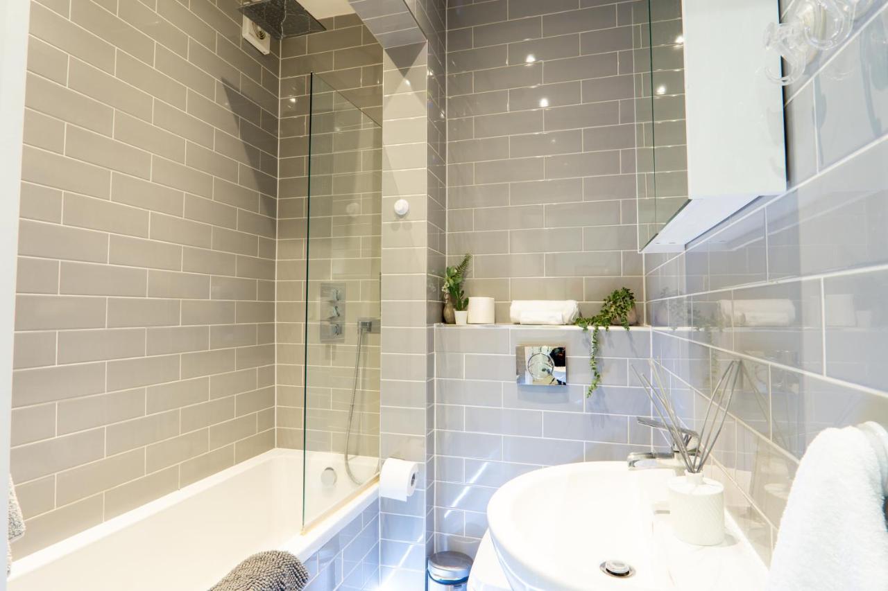 A Beautiful One Bedroom Flat With Garden & Parking ミル・ヒル エクステリア 写真